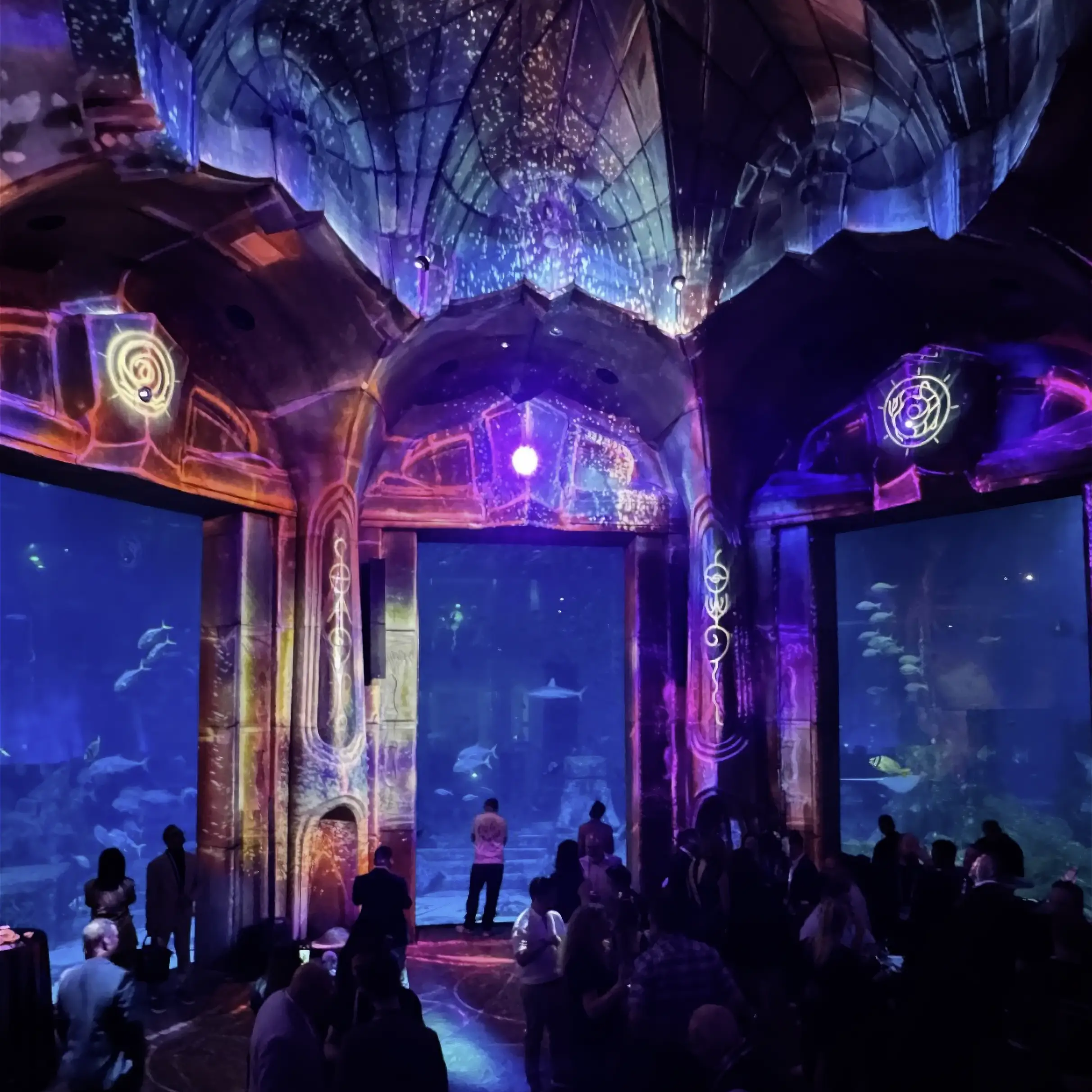 Aquarium projection mapping on intricate surfaces with Scalable Atlas