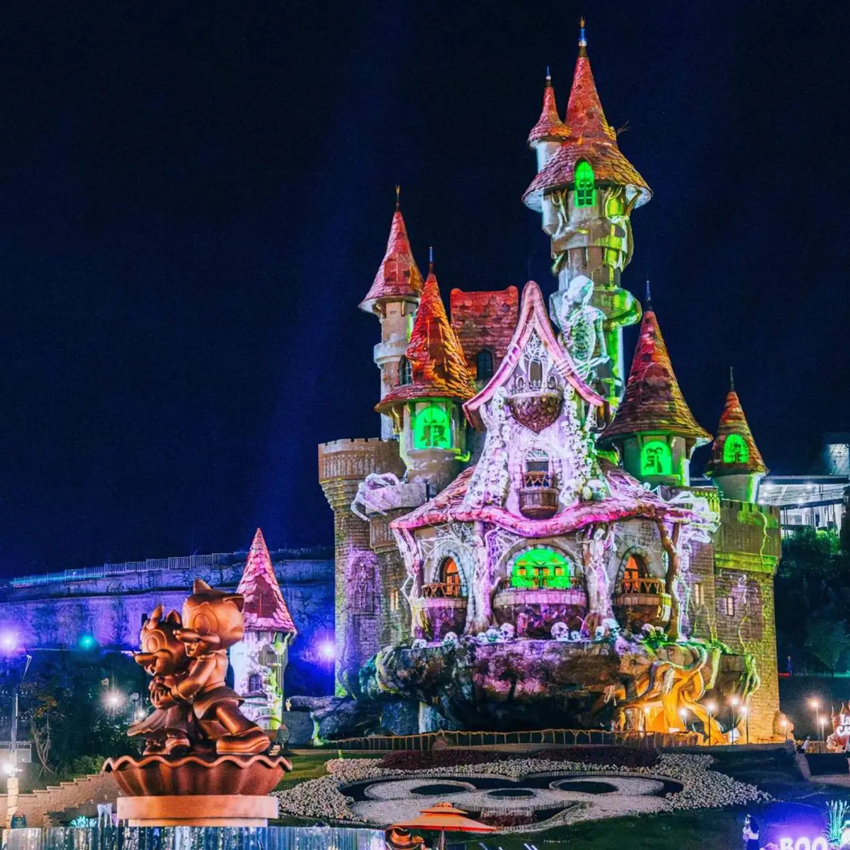 Theme park castle projection mapping with Scalable Atlas
